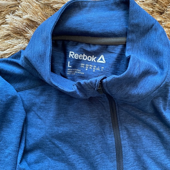 Reebok large - Picture 2 of 2